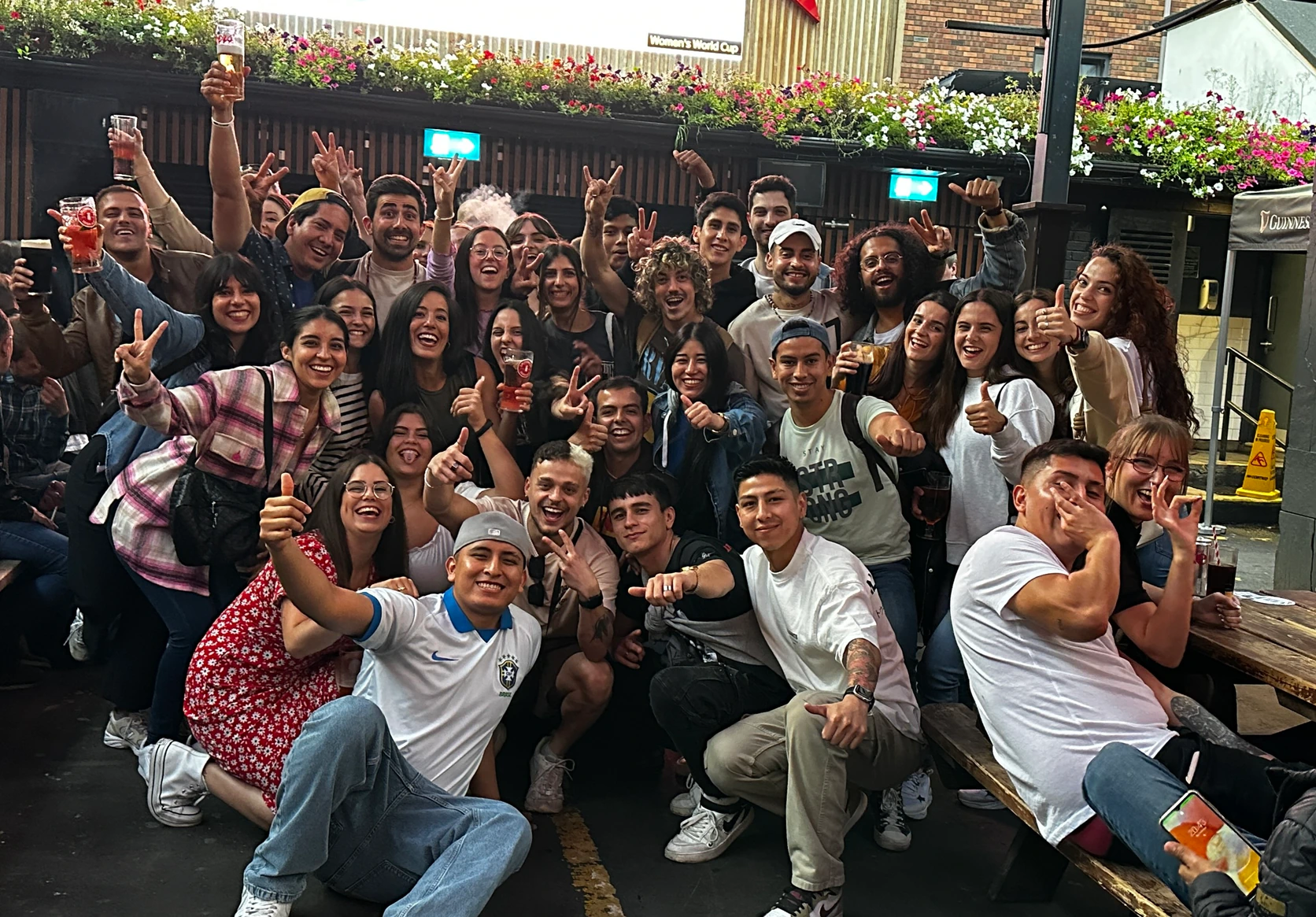 Un grupo de migrantes en la primera quedada de la comunidad Step Out en una cervecería de Irlanda